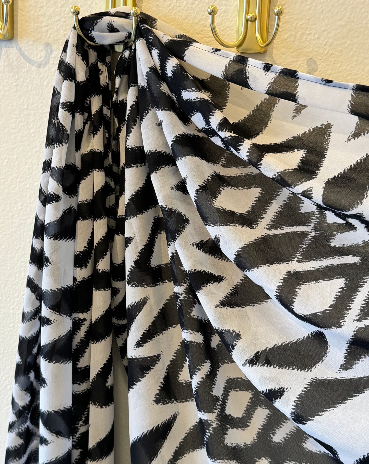 Crinkle Chiffon Hijab: Shadow Geo Print