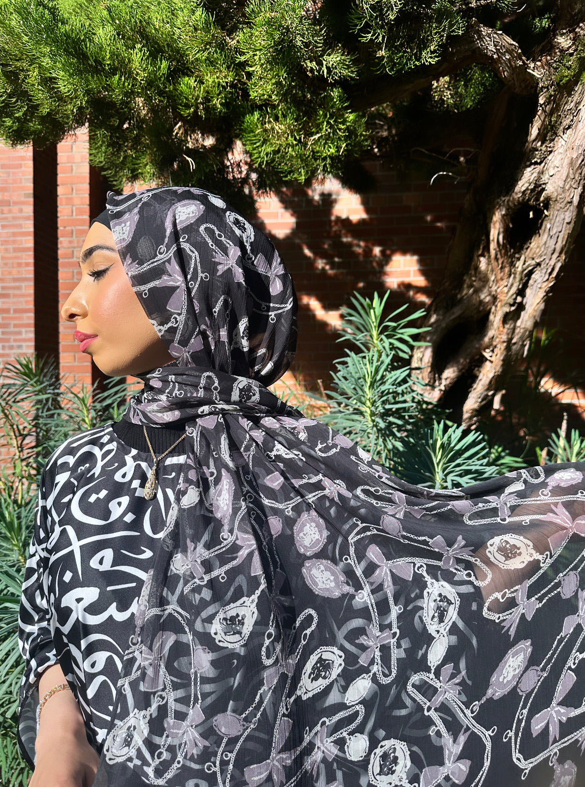 Crinkle Chiffon Hijab: Black Bows and Cameos
