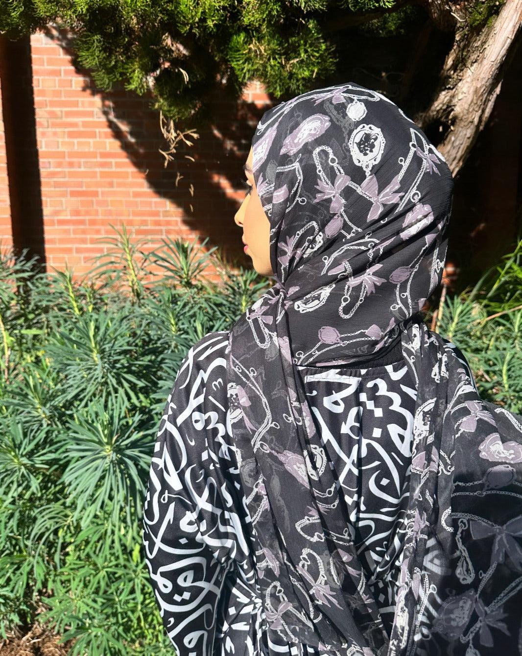 Crinkle Chiffon Hijab: Black Bows and Cameos