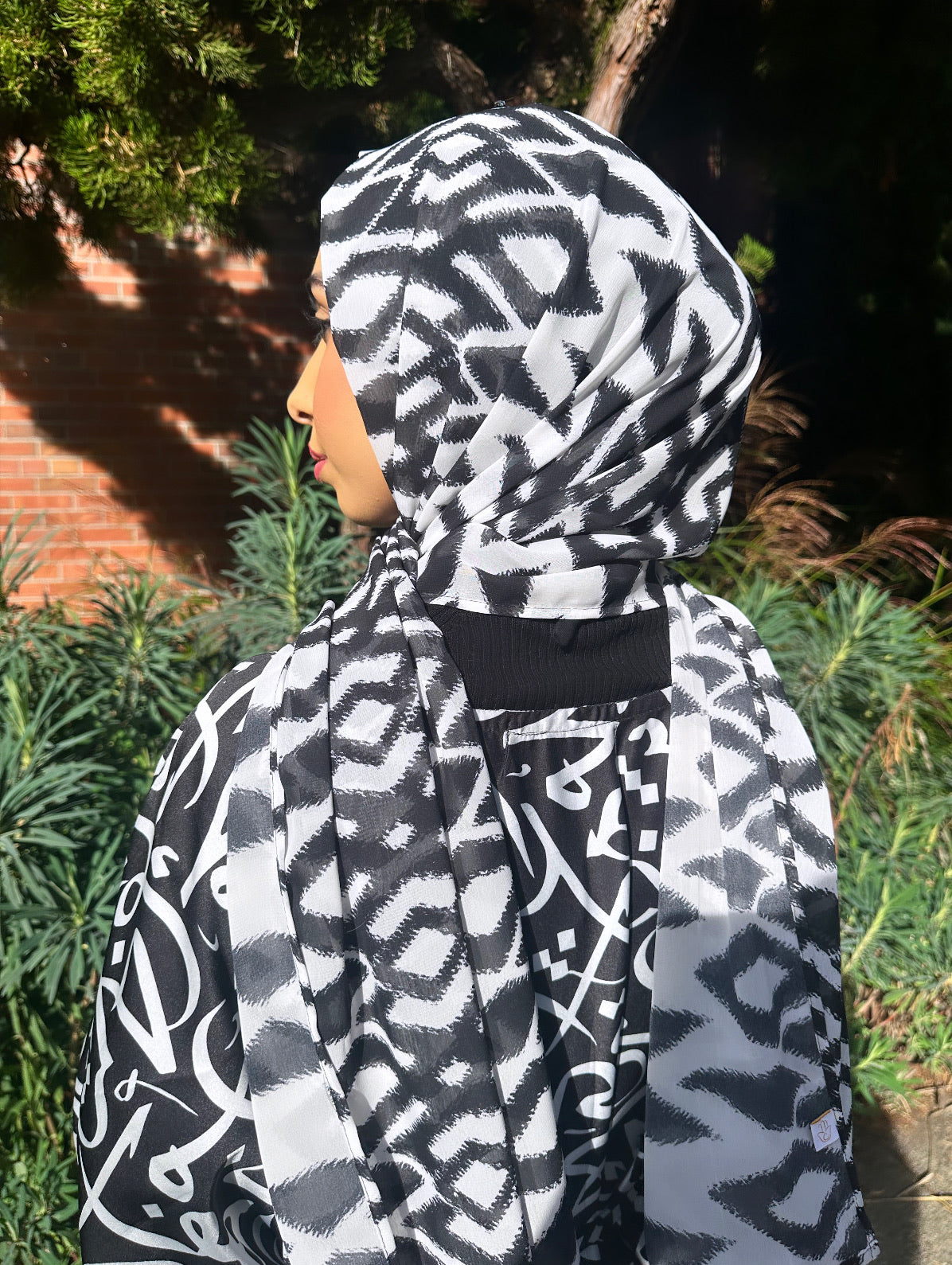 Crinkle Chiffon Hijab: Shadow Geo Print