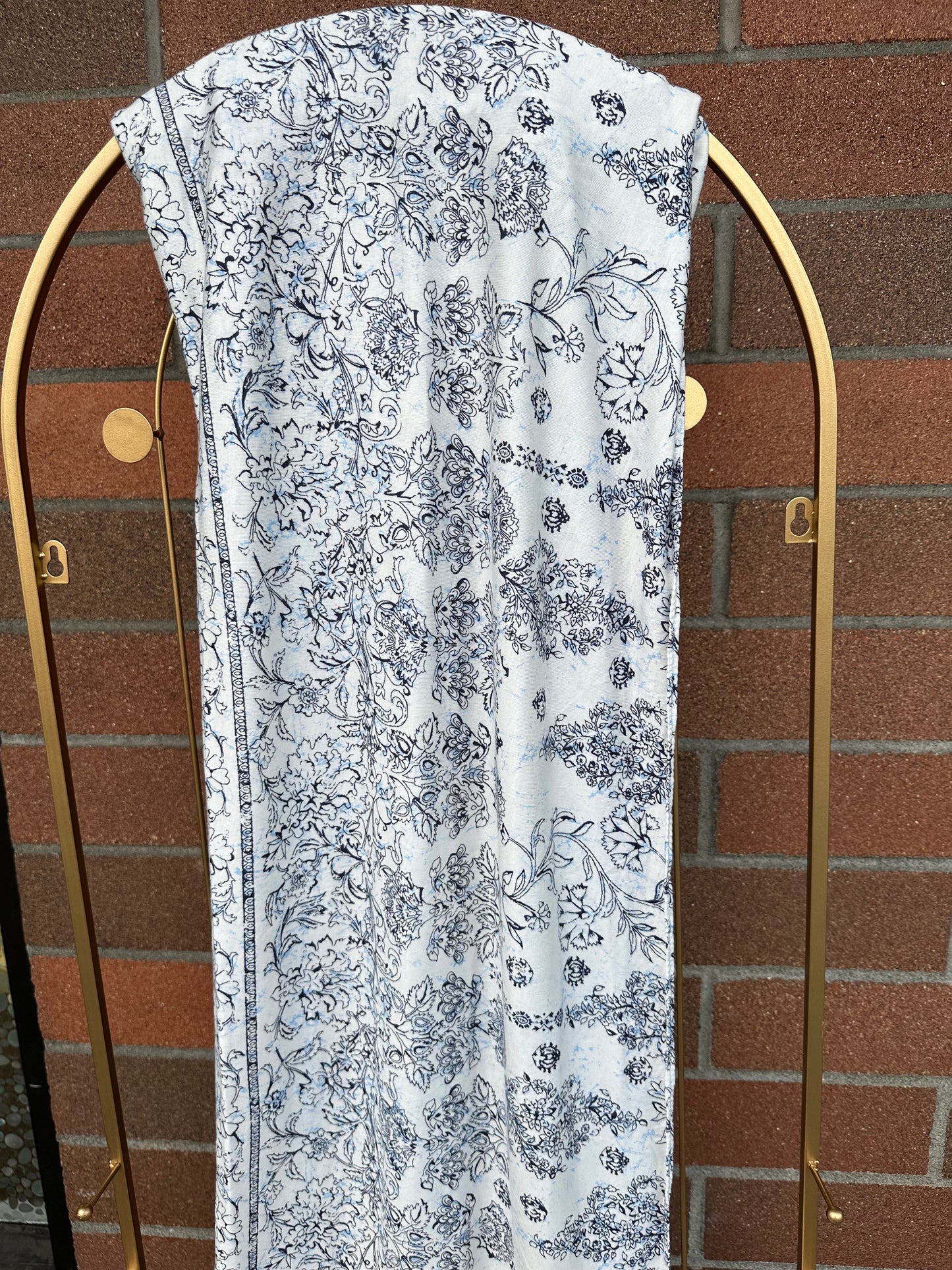 Printed Jersey Hijab: Delicate Floral Scrolls