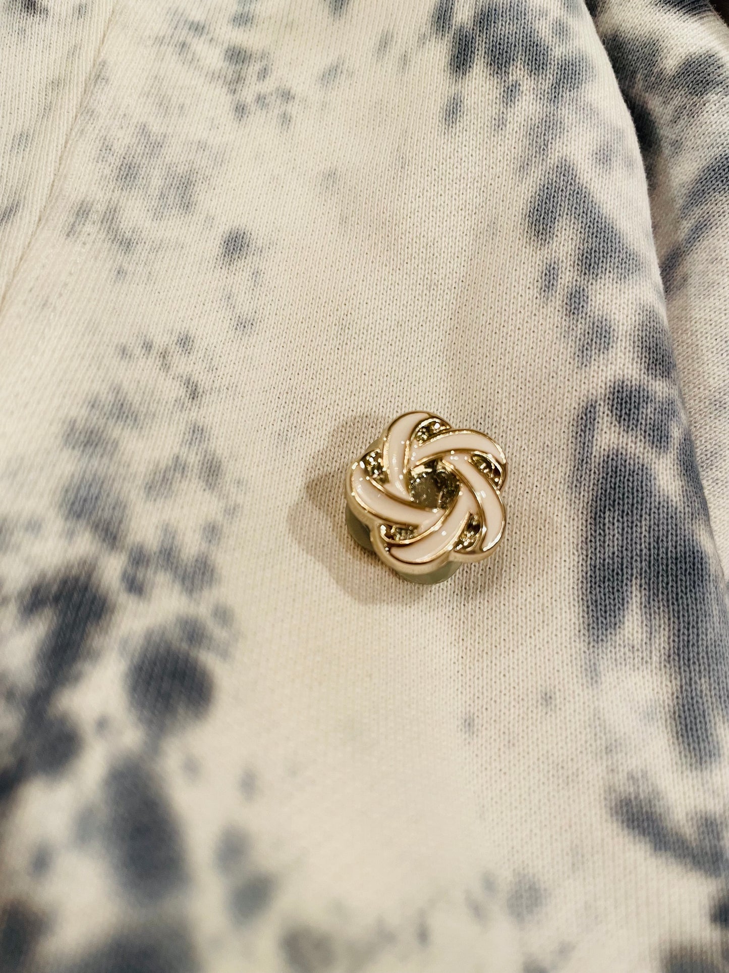 Magnetic Knot Scarf Closure
