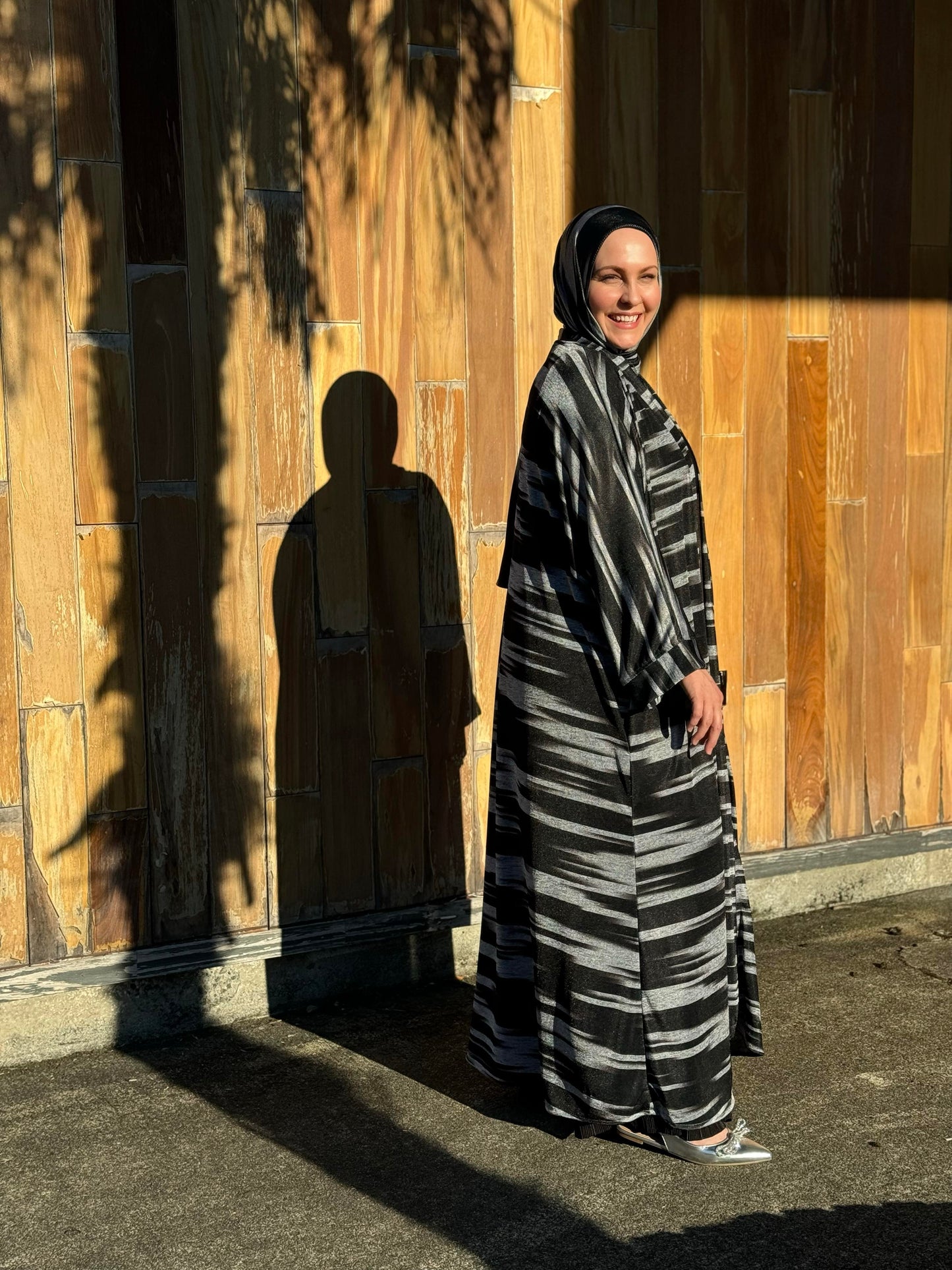 Nour Oversized Abaya - Black Lightning