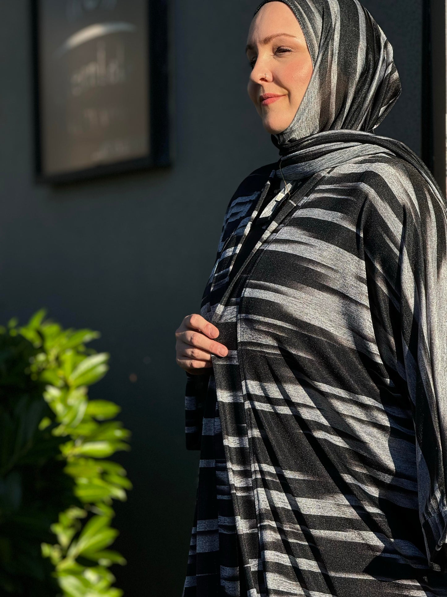 Nour Oversized Abaya - Black Lightning