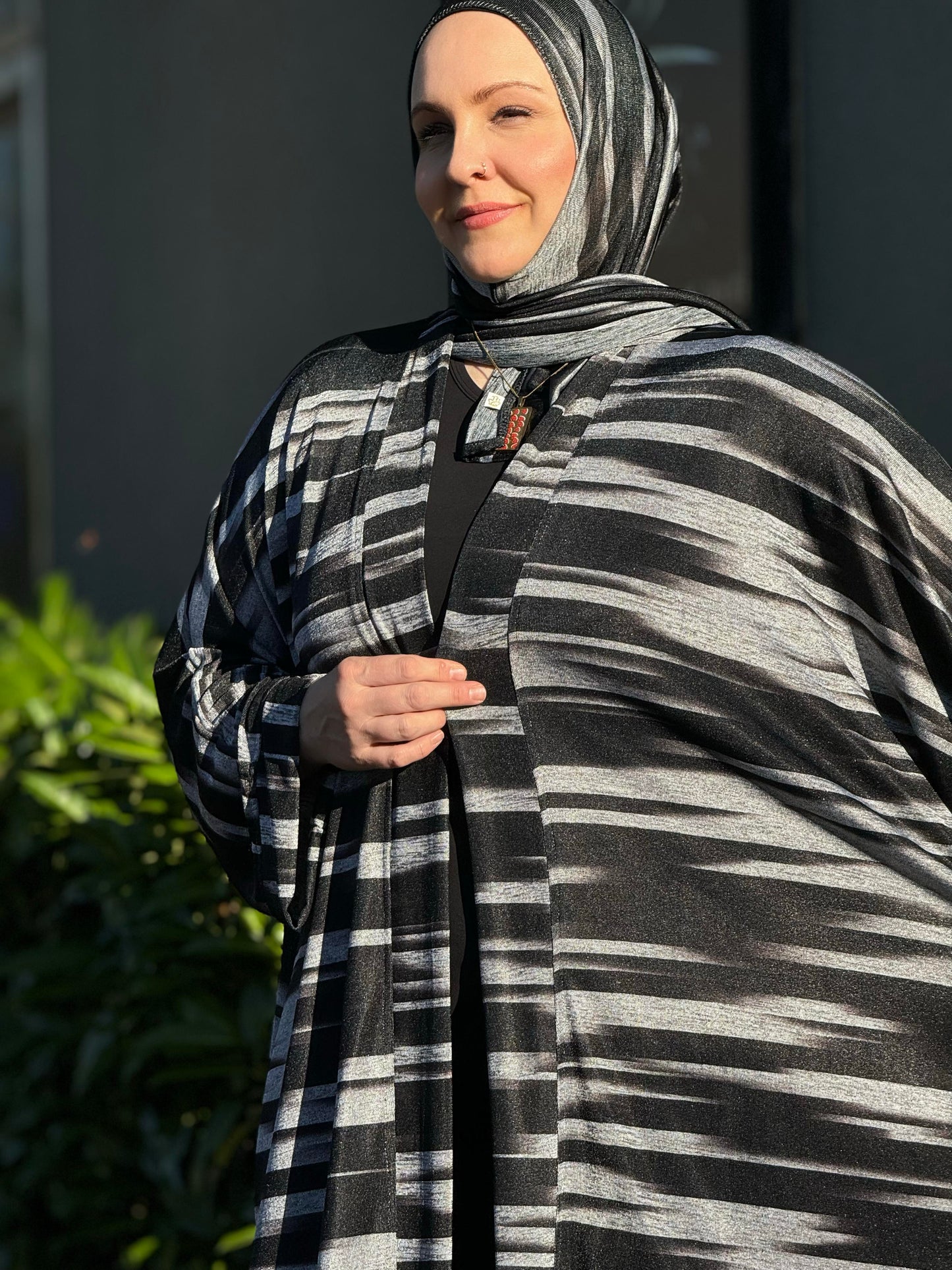 Nour Oversized Abaya - Black Lightning