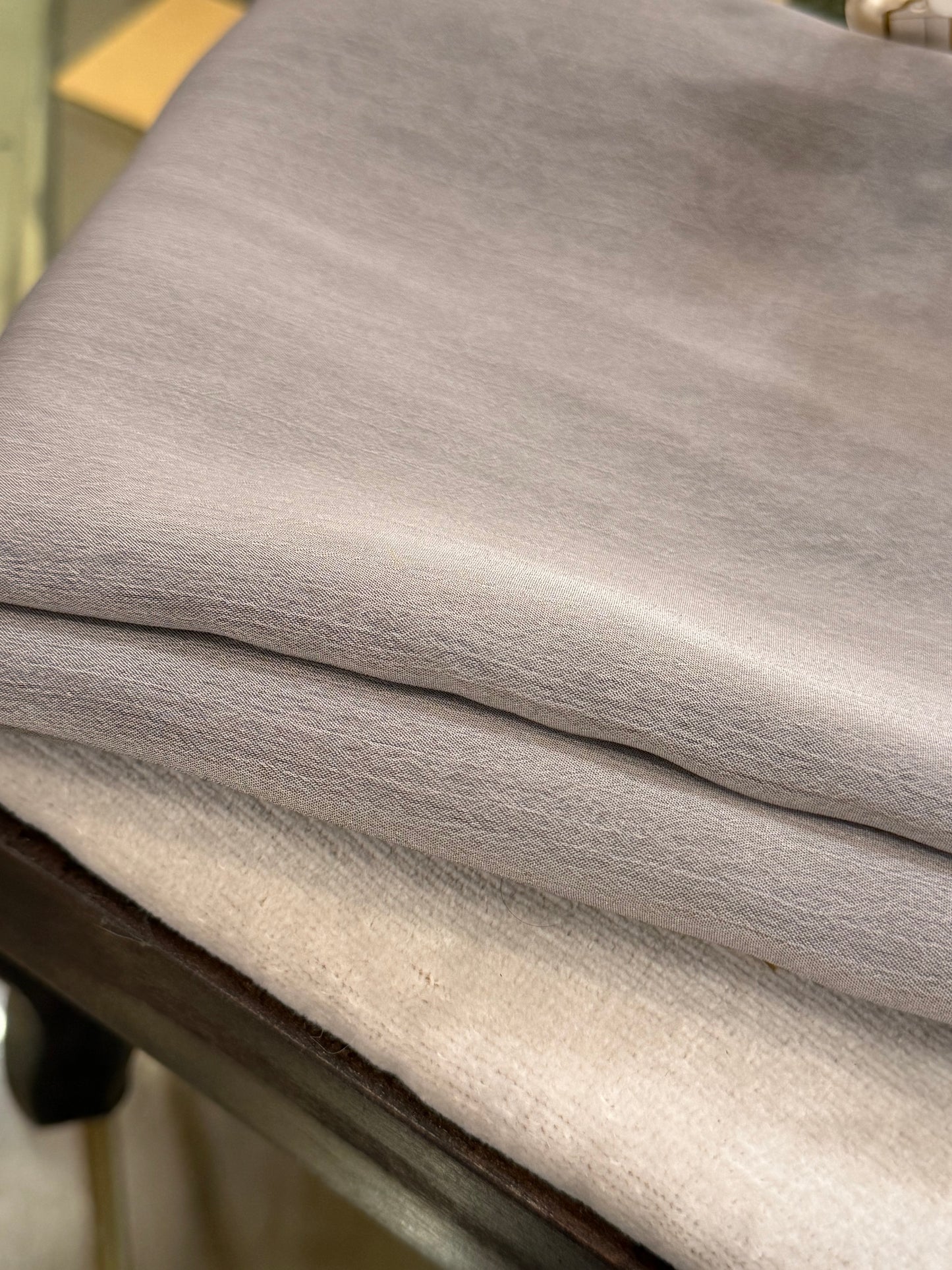 Iridescent Chiffon Hijab: Plata