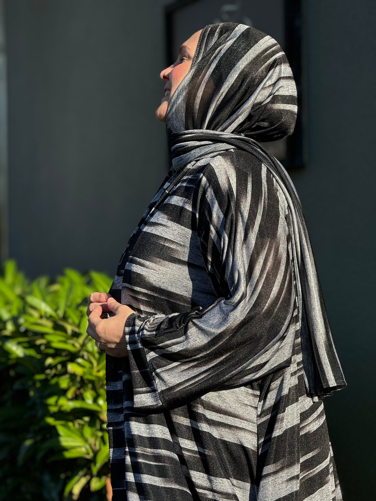 Nour Oversized Abaya - Black Lightning